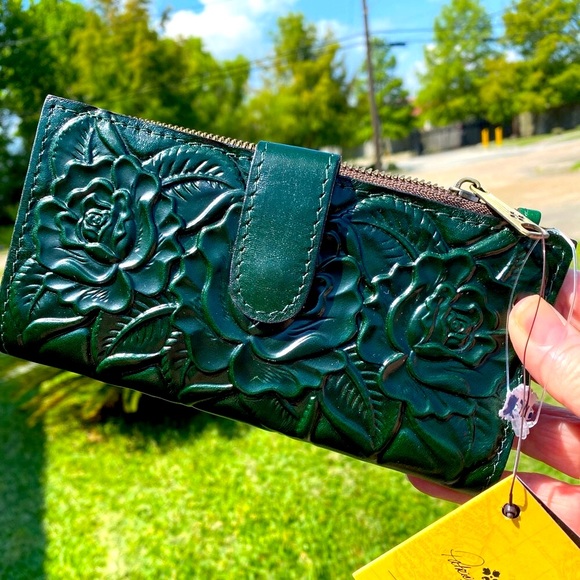 Patricia Nash Handbags - Patricia Nash Nazari Rose Tool Bifold Wallet Olive Green 🫒 😍🎉♥️